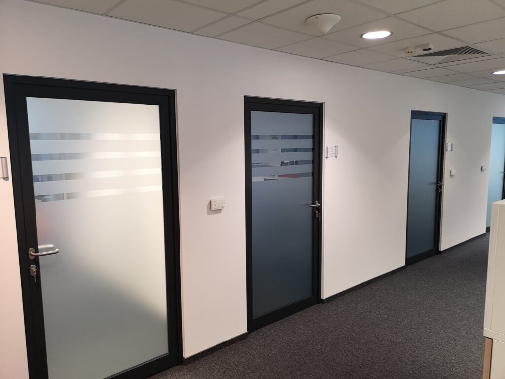 oklejanie-okien-folią-matową3