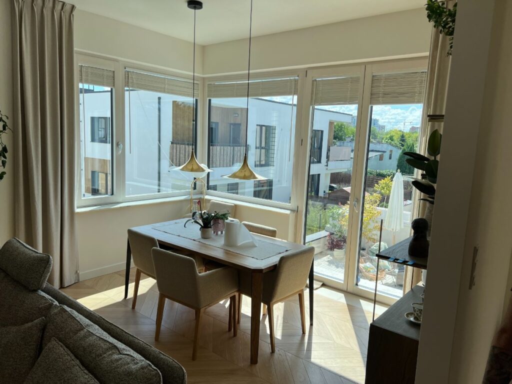 folia przeciwsłoneczna na oknie w mieszkaniu