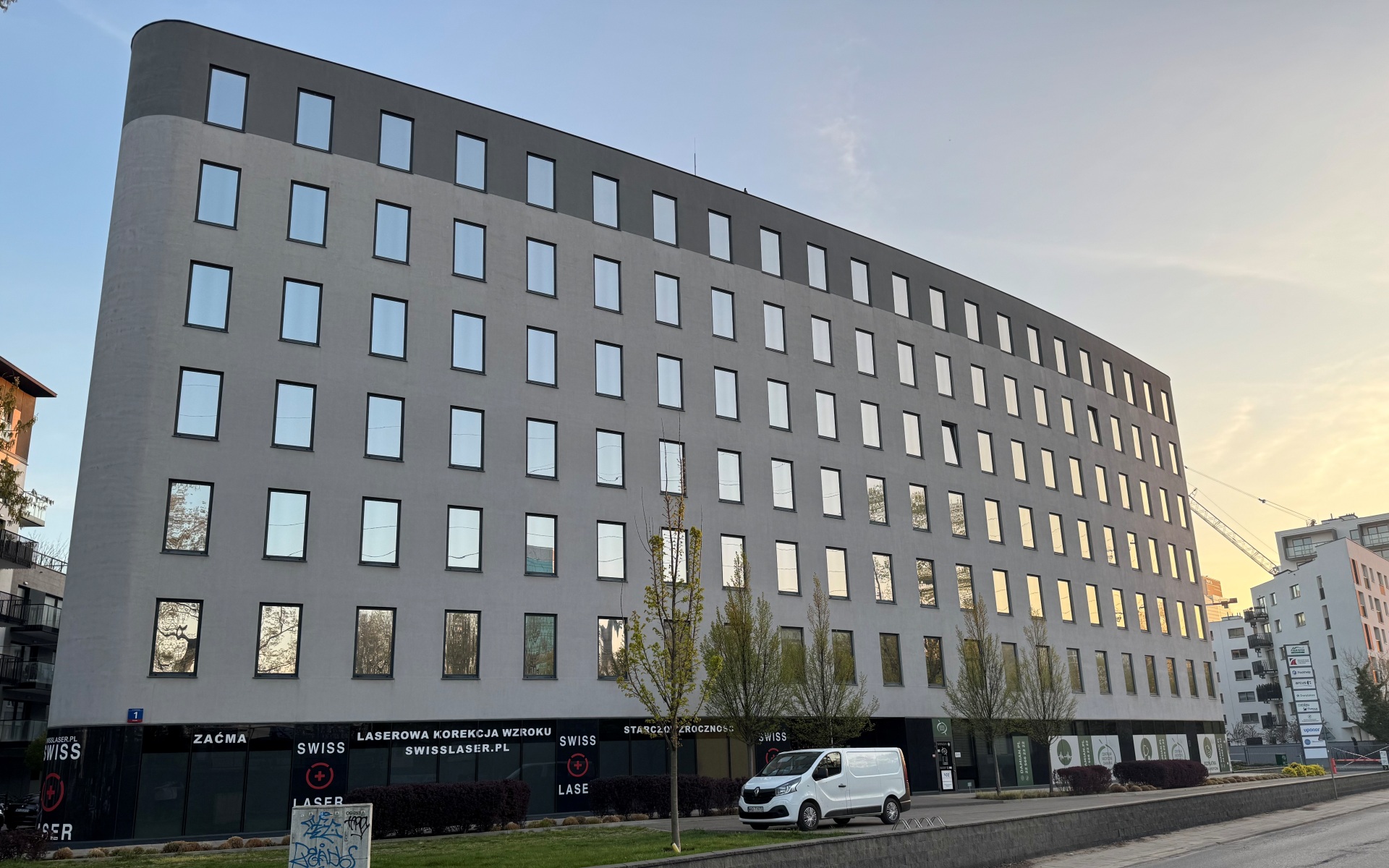 Folia przeciwsłoneczna Silver na oknach biurowca