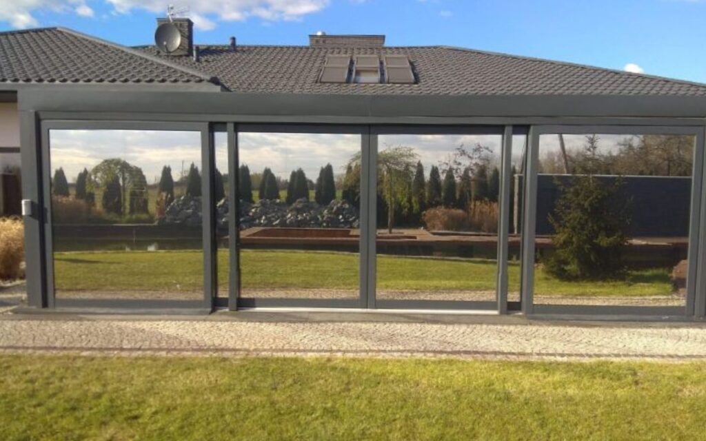 folia lustrzana na oknie