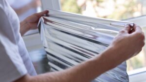 samodzielne przyklejanie folii na okno