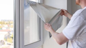 montaż folii okiennej