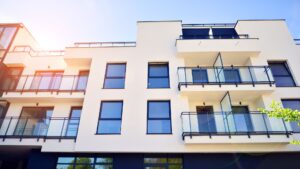 folia przeciwsłoneczna na okna w bloku