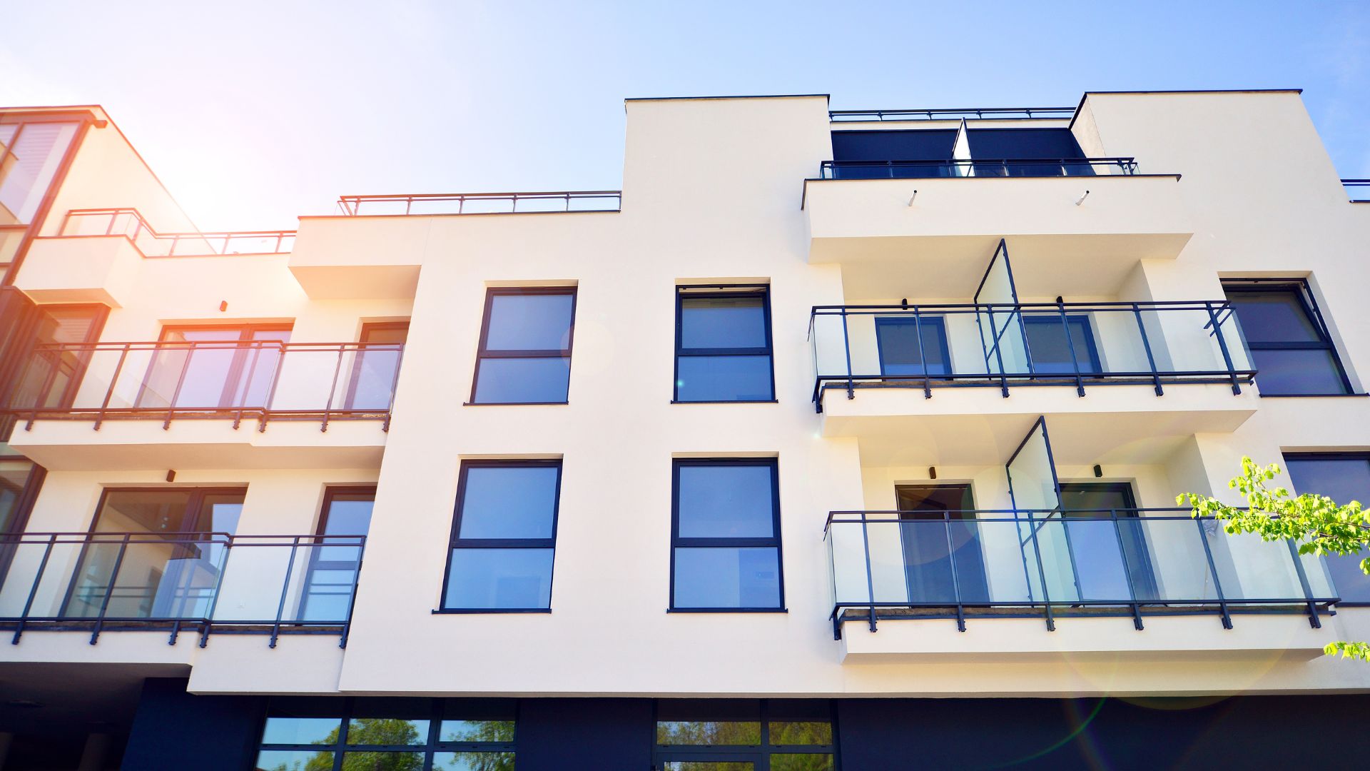 folia przeciwsłoneczna na okna w bloku